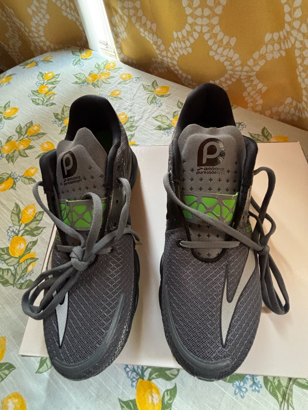 Brooks Men's Gray Sneakers with Green Accent